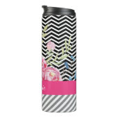 シックなピンクの花の白黒シェブロンおよび名前 タンブラー (回転右)