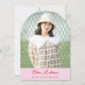 シックなピンクの赤の手の描画された弓フォトアーチ卒業 招待状 (裏面)