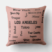 シックなピンクの赤面メガシティの世界 クッション (裏面)