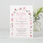 シックなピンクアーチワイルドフラワーズベビーイン開花 招待状 (スタンド正面)