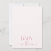 シックなピンクアーチワイルドフラワーズベビーイン開花 招待状 (裏面)