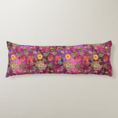 シックなピンク紫色の花モノグラム花柄 ボディピロー (正面)