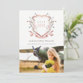 シックなピンク赤面ワイルドフラワークレスト写真卒業 案内状 (スタンド正面)