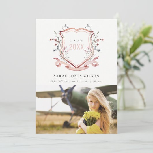 シックなピンク赤面ワイルドフラワークレスト写真卒業 案内状 (スタンド正面)
