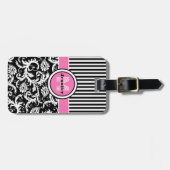シックなピンク、ブラック、ホワイトストライプのモノグラムの ラゲッジタグ (正面横)