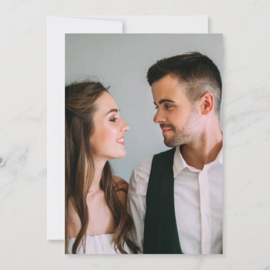 シックなフローラと緑のモノグラムの結婚写真は 招待状 (裏面)