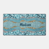 シックなフローラキラキラ金ゴールドターコイズティール（緑がかった色）モノグラム デスクマット (正面)