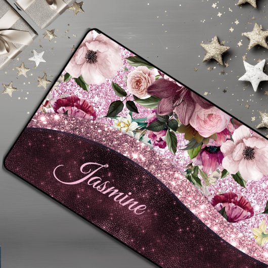 シックなフローラブルゴーニュピンクパープルグリッターモノグラム デスクマット