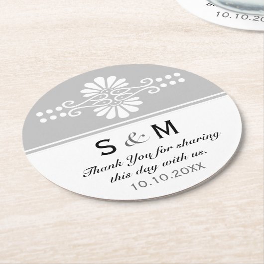 シックなフローラ結婚の感謝モノグラム：グレーホワイト ラウンドペーパーコースター (アングル)