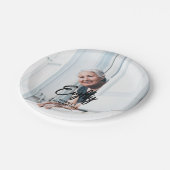 シックなブラシスクリプトカスタムフォトバースデーパーティー ペーパープレート (アングル)