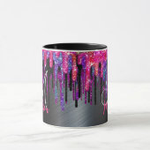 シックなブラックのホットピンクブルーのドリップモノグラム マグカップ (中央)