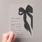シックなブラックボウ彼女は結び目ブライダルシャワー アクリル招待状 (インサイチュ (ポータブル))