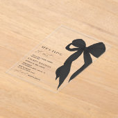 シックなブラックボウ彼女は結び目ブライダルシャワー アクリル招待状 (レイダウン)