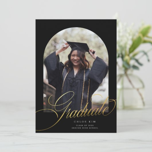 シックなブラック金ゴールドスクリプトアーチ卒業写真 案内状 (スタンド正面)