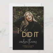 シックなブラック金ゴールドスクリプト彼女はそれを撮影した卒業 案内状 (正面)