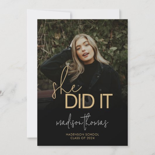 シックなブラック金ゴールドスクリプト彼女はそれを撮影した卒業 案内状 (正面)
