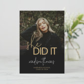 シックなブラック金ゴールドスクリプト彼女はそれを撮影した卒業 案内状 (スタンド正面)