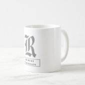 シックなブラック、グレーとホワイトのクラシックモノグラム コーヒーマグカップ (正面右)