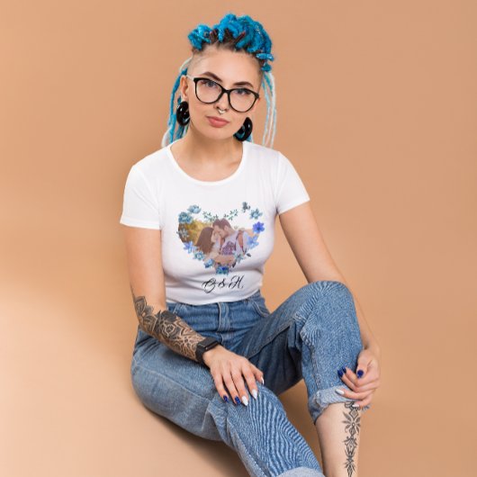 シックなブルーウォーターのカラーフローラハートフォトバレンタイン Tシャツ