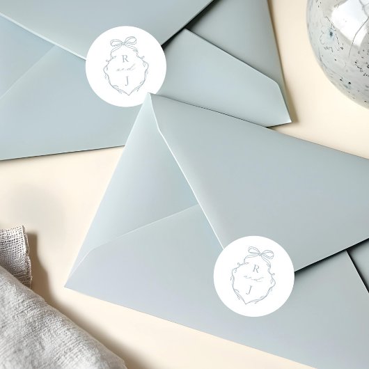 シックなブルーハンドドロッドボウ&リボンモノグラムクレスト ラウンドシール