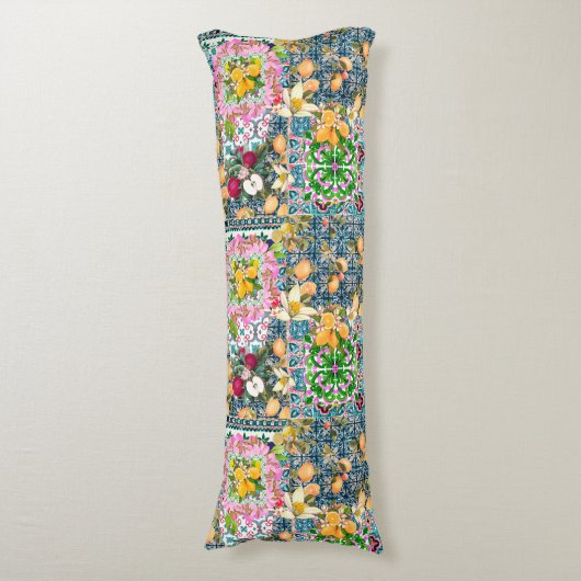 シックなブルーピンクのシチリアの柑橘系フローラタイル ボディピロー (正面縦)