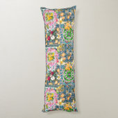 シックなブルーピンクのシチリアの柑橘系フローラタイル ボディピロー (裏面 (縦))