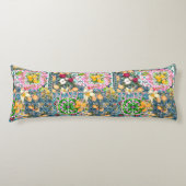 シックなブルーピンクのシチリアの柑橘系フローラタイル ボディピロー (正面)