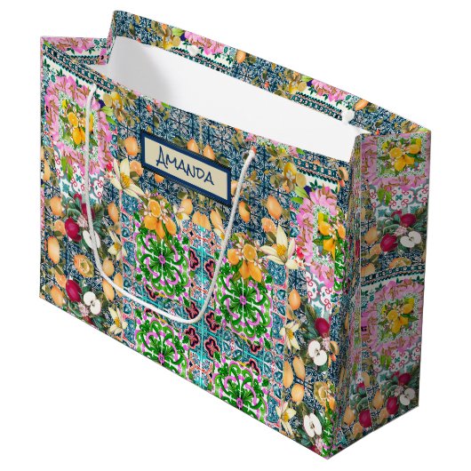シックなブルーピンクのシチリアの柑橘系フローラタイル ラージペーパーバッグ (正面アングル)