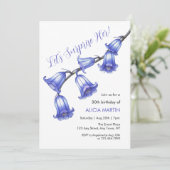 シックなブルーベルフラワーブロッサムサプライズ誕生日 招待状 (スタンド正面)