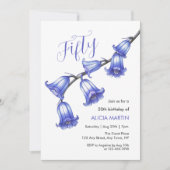 シックなブルーベルフラワーブロッサム50誕生日 招待状 (正面)