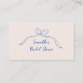 シックなブルーボウハンドドロッドブライダルシャワー任意 エンクロージャーカード (裏面)