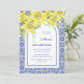 シックなブルーポルトガル語アズレジョイエローリリー誕生日 招待状 (スタンド正面)