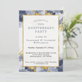 シックなブルー金ゴールドフローラのカスタマイズ可能な記念日 招待状 (スタンド正面)