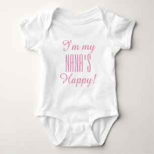 シックなベビー_ "NANA'S HAPPY"ボディスーツ_ピンク文字 ベビーボディスーツ