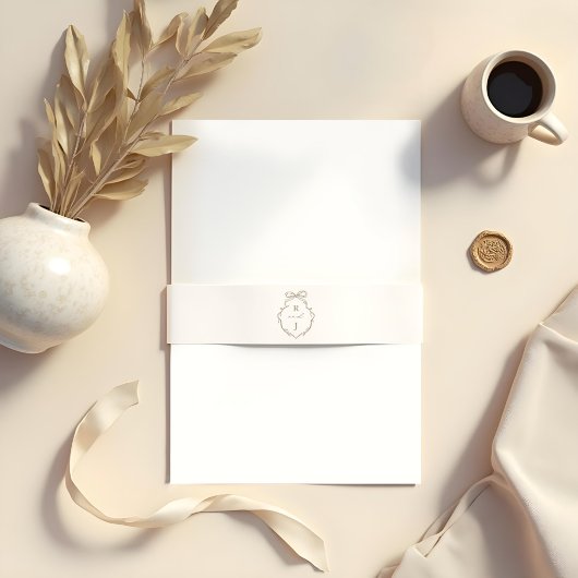 シックなベージュハンドドロードボウ&リボンモノグラムクレスト 招待状ベリーバンド