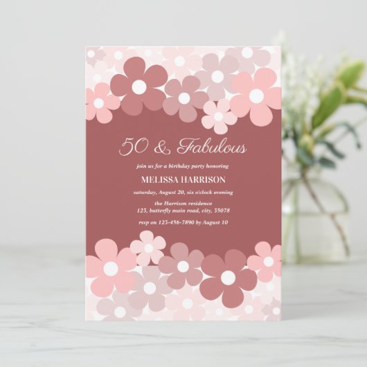 シックなベージュピーチブラウンフラワー50ファブラス誕生日 招待状 (スタンド正面)