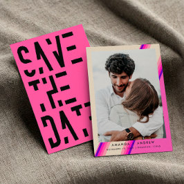 シックなホットピンク70sレトロタイポグラフィストライプ結婚ズ セーブザデート