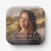 シックなホワイトスクリプトフォトオーバーレイ卒業パーティー ペーパープレート (正面)