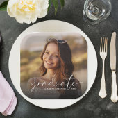 シックなホワイトスクリプトフォトオーバーレイ卒業パーティー ペーパープレート
