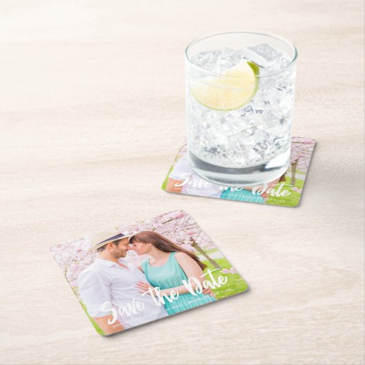 シックなホワイトスクリプト婚約フォト磁気カード スクエアペーパーコースター (インサイチュ)