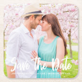 シックなホワイトスクリプト婚約フォト磁気カード スクエアペーパーコースター (正面)