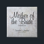 シックなホワイトハートと牡丹の母の花嫁 缶バッジ<br><div class="desc">この美しい名前タグボタンは、ブライダルシャワー、リハーサルのディナー、または結婚式のレセプションで結婚式の鍵のメンバーを識別するのに最適である。白い花やハートを映し結婚出す背景に黒い文字を施したホワイトリフレクションズスイートの一部として設計。文字は完全にカスタマイズ読可能です:花嫁の母、彼女の名前のための場所とカップルの名前と日付結婚。</div>