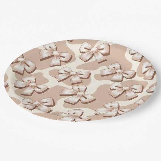 シックなホワイトボウ&ベージュカウズプリントハロウィーン –  ペーパープレート (アングル)