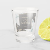 シックなホワイトマーブルゴールドフォイル絵を描テクスチャ誕生日 ショットグラス (裏面)