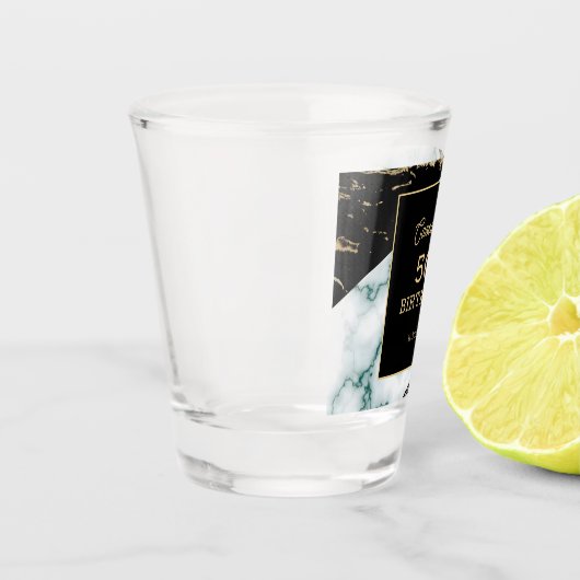 シックなホワイトマーブルゴールドフォイル絵を描テクスチャ誕生日 ショットグラス (左)