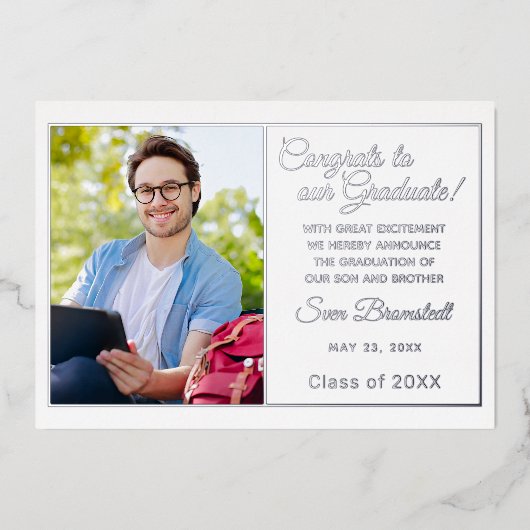 シックなミニマリストのゴールドフォイル卒業発表 箔招待状 (正面)