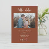 シックなミニマリストスクリプトテラコッタ結婚のQRコード 招待状 (スタンド正面)