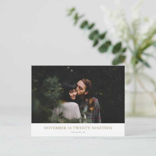 シックなミニマルモダンリストの金ゴールド写真の日付を保存 案内ポストカード (スタンド正面)