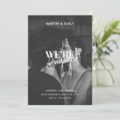 シックなミニマル写真白黒婚約 招待状 (スタンド正面)
