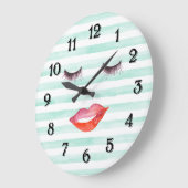 シックなミントおよび白のストライプの唇およびまつげ ラージ壁時計 (傾斜)